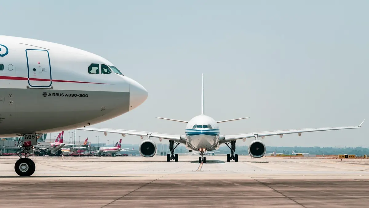 Imagem ilustrativa: Aeronave comercial em pista de aeroporto, em imagem ilustrativa